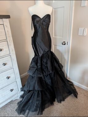 NWT Jovani Strapless Black Satin Tiered Tulle Mermaid Gown Sz 4 Formal Dress